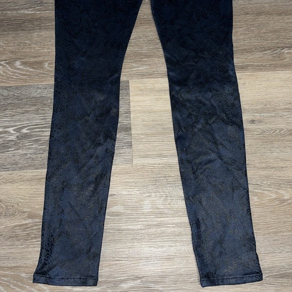 7 For All Mankind Blue & Black Snakeskin Skinny Pants - Size 26 - Picture 6 of 9